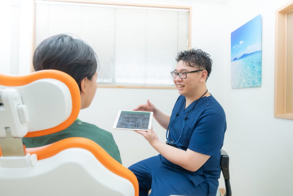 治療の説明をする様子