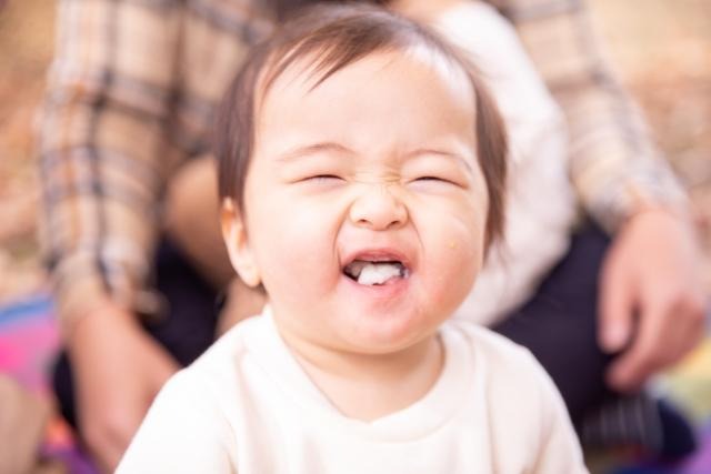 咀嚼する赤ちゃん